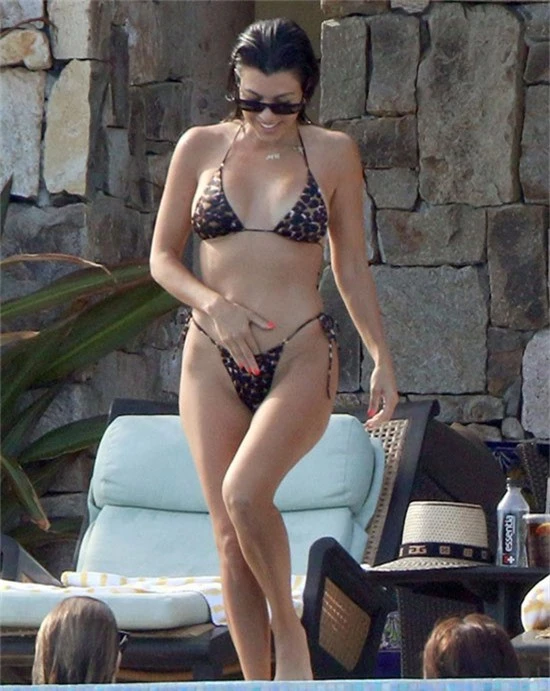 Ngôi sao truyền hình thực tế Kourtney Kardashian đi nghỉ cùng bạn bè ở Mexico hồi tháng 8. Chị cả nhà Kardashian đã 40 tuổi và có 3 con.