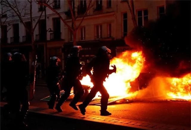 Nước Pháp chìm trong lửa giận, người biểu tình đòi Tổng thống từ chức - Ảnh 1.