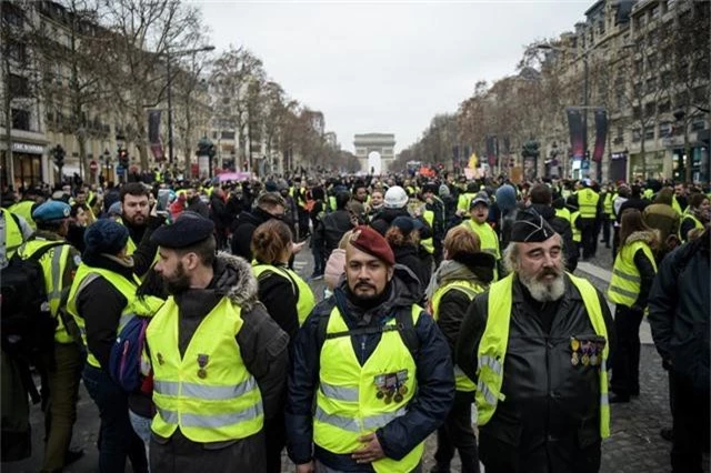 Nước Pháp chìm trong lửa giận, người biểu tình đòi Tổng thống từ chức - Ảnh 3.