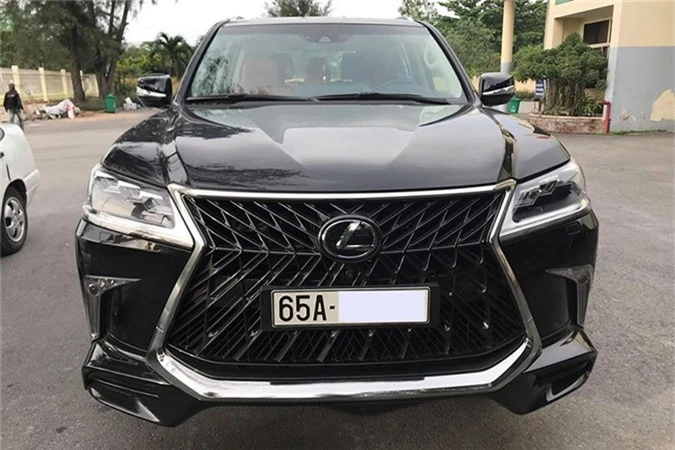 'Soi' Lexus LX570 Super Sport hơn 10 tỷ của đại gia Cần Thơ. Mẫu SUV hạng sang Lexus LX570 Super Sport 2018 đang rất được lòng giới nhà giàu Việt Nam, đã có không dưới 3 chiếc cập bến Cần Thơ. Trong đó, có 1 chiếc đã được chủ nhân ra đầu số 65A. (CHI TIẾT)