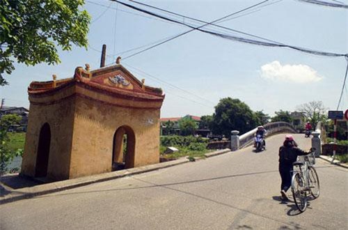 Giãi mã hai tấm bia đá cổ đặc biệt giữa Kinh thành Huế