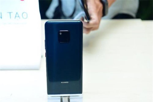 Huawei t&#x1B0;ng b&#x1EEB;ng &quot;l&#xEC; x&#xEC;&quot; n&#x103;m m&#x1EDB;i cho ng&#x1B0;&#x1EDD;i d&#xF9;ng b&#x1EB1;ng lo&#x1EA1;t &#x1B0;u &#x111;&#xE3;i h&#x1EA5;p d&#x1EAB;n