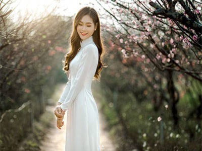 Nữ sinh ĐH Kinh tế Quốc dân khoe sắc bên hoa đào đầu mùa