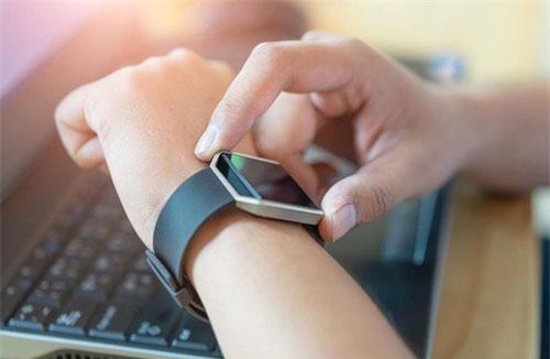 Thống trị thị trường thiết bị đeo, Apple vẫn phải lo lắng