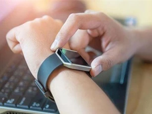 Thống trị thị trường thiết bị đeo, Apple vẫn phải lo lắng