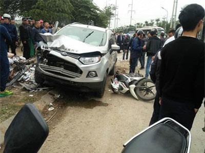 Hà Nội: 4 người thương vong sau cú đâm liên hoàn của xe Ford Ecosport