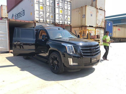 'Chuyên cơ mặt đất' Cadillac Escalade độ Lexani hàng độc, gắn TV 48 inch lên đường về Việt Nam