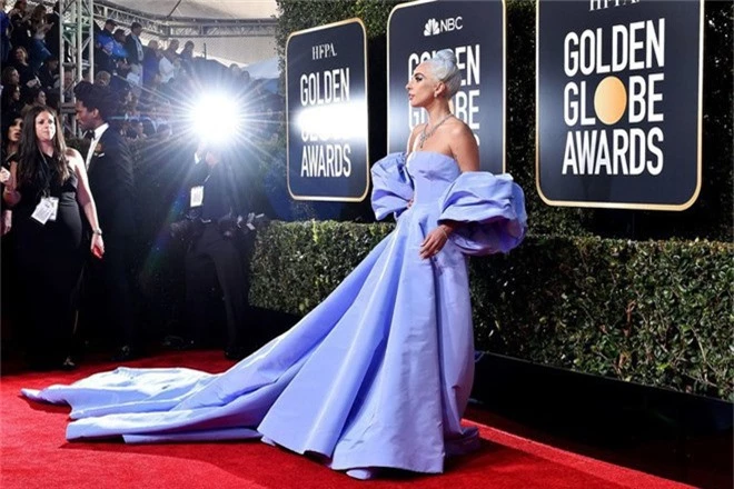 10 bộ cánh đỉnh nhất tại Quả Cầu Vàng 2019: Lady Gaga quét thảm đỏ theo đúng nghĩa đen, có đại minh tinh chỉ đi sandal... 1 triệu đồng! - Ảnh 1.