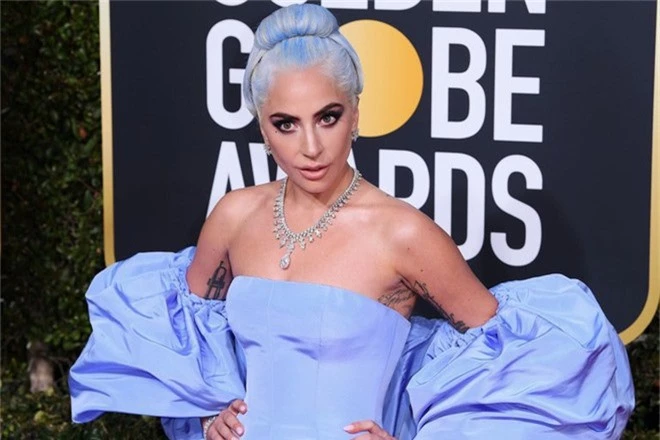 10 bộ cánh đỉnh nhất tại Quả Cầu Vàng 2019: Lady Gaga quét thảm đỏ theo đúng nghĩa đen, có đại minh tinh chỉ đi sandal... 1 triệu đồng! - Ảnh 2.