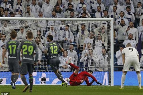 Thua Sociedad, Real Madrid “bật bãi” khỏi top 4 La Liga