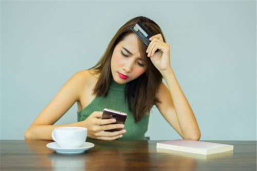 9X Trung Quốc nợ như 'chúa chổm' vẫn chuộng hàng hiệu