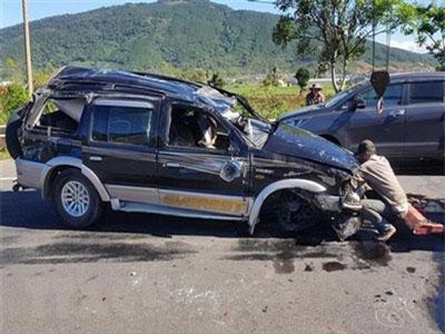 Ô tô mất lái lật ngửa trên cao tốc, 2 người thương vong