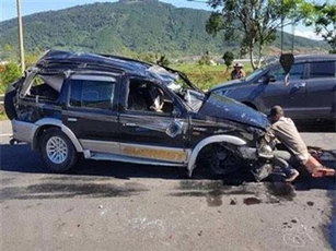 Ô tô mất lái lật ngửa trên cao tốc, 2 người thương vong