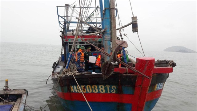 Lai dắt thành công tàu cá cùng 7 thuyền viên gặp nạn trên biển