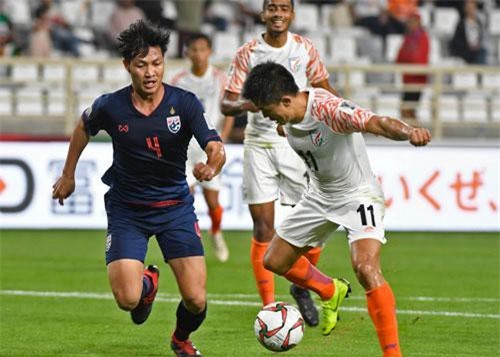 Thái Lan thua sốc Ấn Độ: Truyền thông chỉ trích thậm tệ, CĐV muốn Kiatisak trở lại