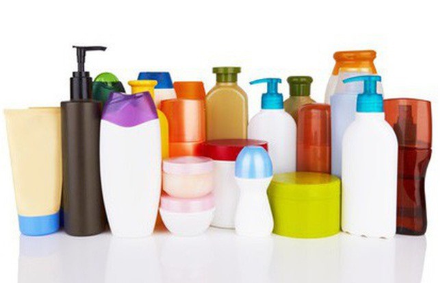 Mẹ bầu hết sức cẩn thận khi dùng các hóa mỹ phẩm ngoài da bởi chính ảnh hưởng tiêu cực này lên trẻ lúc lớn