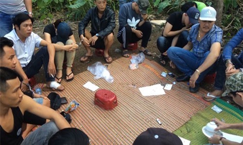 Quảng Ngãi: Tạm giữ 17 đối tượng khi đang “sát phạt” trên chiếu bạc khủng