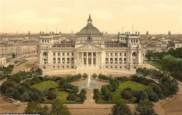  Tòa nhà Reichstag nằm ở Berlin, Đức. Nằm ở gần Cổng Brandenburg, đây là một tòa nhà đã chứng kiến nhiều biến động trong lịch sử nước Đức. 