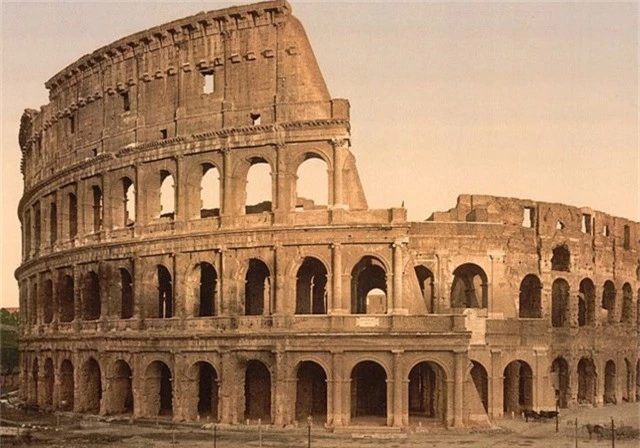  Đấu trường La Mã Colosseum, ở Rome, Ý. 