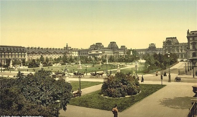  Bảo tàng Louvre, Paris, Pháp. 