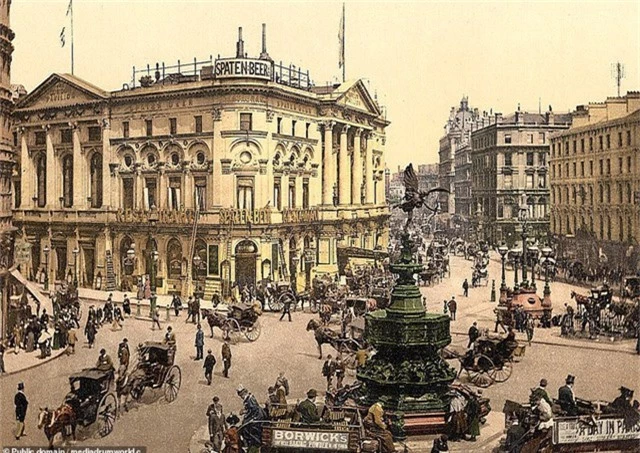  Giao lộ Piccadilly Circus ở London, Anh. Nằm ở khu vực trung tâm của thành phố London, giao lộ này đã chứng kiến sự đổi thay mạnh mẽ của đời sống khi những cỗ xe ngựa giờ đã được thay thế bằng xe hơi và xe buýt. 