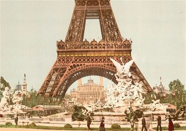  Tháp Eiffel ở Paris, Pháp. Công trình được xây dựng hồi thập niên 1880, được đặt tên theo tên nhà thiết kế Gustave Eiffel, ban đầu công trình đã bị người dân Paris phản đối vì cho rằng tòa tháp giống như “một ống khói nhà máy đang xây dở”. 
