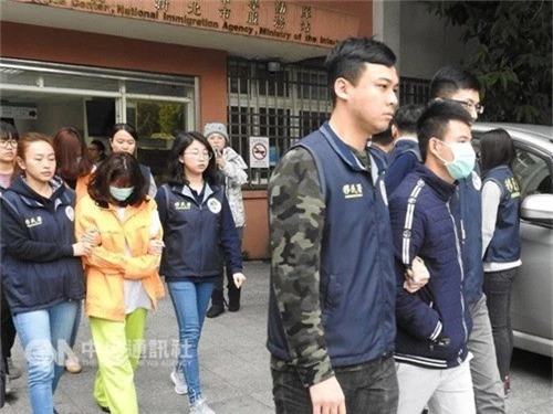  Một số du khách Việt bỏ trốn gần đây tại Đài Loan đã bị giới chức sở tại tạm giữ (Ảnh: Central News) 