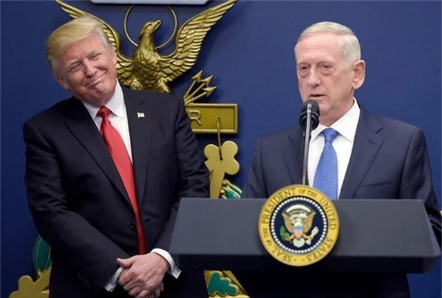  Những khúc mắc giữa Tổng thống Trump (trái) với giới tướng lĩnh Mỹ tiềm ẩn nguy cơ rạn nứt trong nội bộ chính quyền trong thời gian tới 