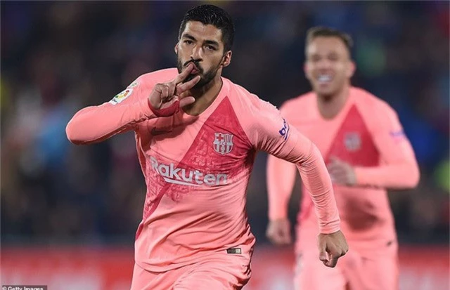  Luis Suarez nhân đôi cách biệt lên 2-0 cho Barcelona ở phút 39 