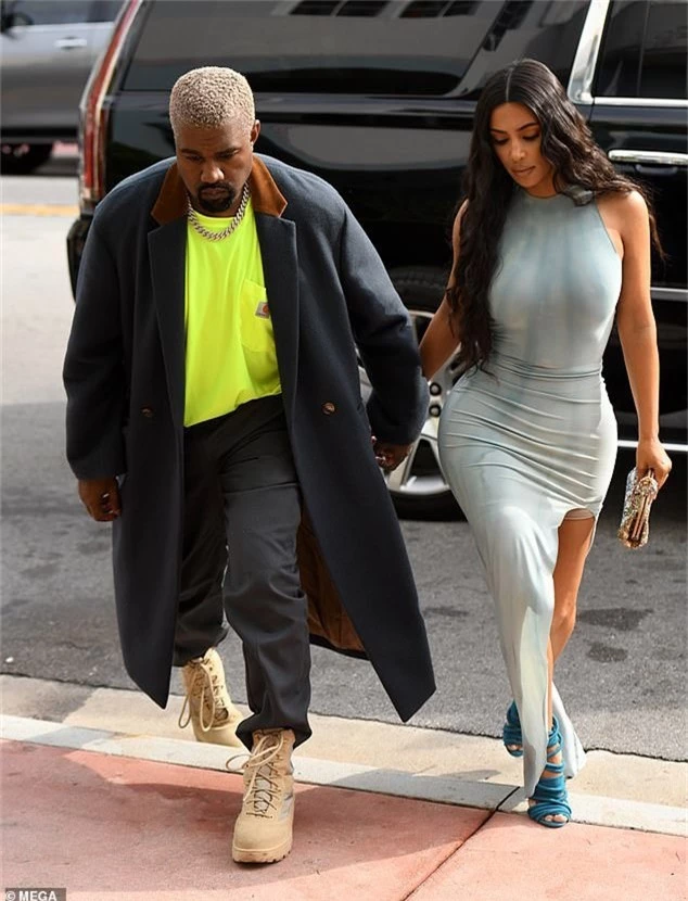 Nghẹt thở với váy ôm sát của Kim Kardashian - Ảnh 2.