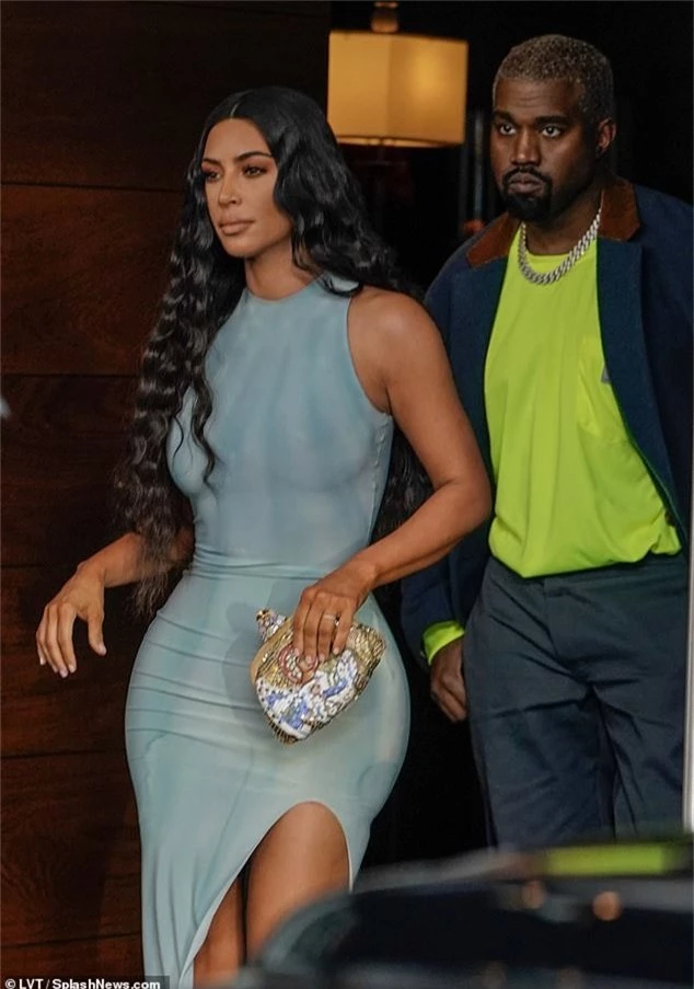 Nghẹt thở với váy ôm sát của Kim Kardashian - Ảnh 4.