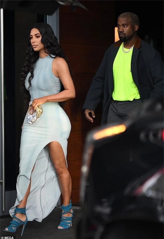 Nghẹt thở với váy ôm sát của Kim Kardashian - Ảnh 5.