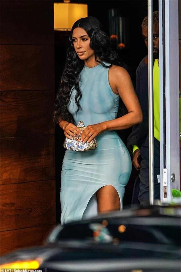 Nghẹt thở với váy ôm sát của Kim Kardashian - Ảnh 7.