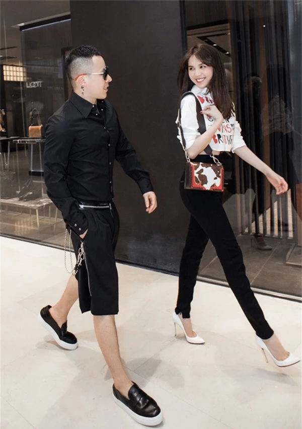 Ngọc Trinh và Vũ Khắc Tiệp hào hứng khi được một nhãn hàng mời dự Milan Fashion Week 2019. Cả hai vừa rủ nhau đi thử trang phục, chuẩn bị cho chuyến đi châu Âu.