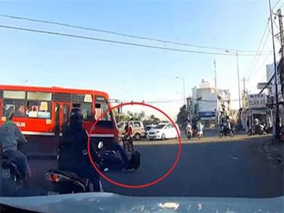 CLIP: Xe buýt vượt đèn đỏ tông vào xe máy khiến người trên xe bị ngã nhào xuống đường