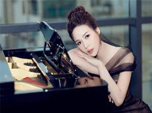 Sam diện váy xuyên thấu gợi cảm, tất bật ghi hình ở nước ngoài ngày đầu năm