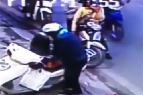 CLIP: Nữ quái mở cốp xe máy trộm đồ trong vòng ‘một nốt nhạc’