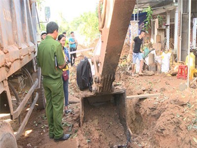 Múc đất trúng quả bom, nổ kinh hoàng giữa khu dân cư