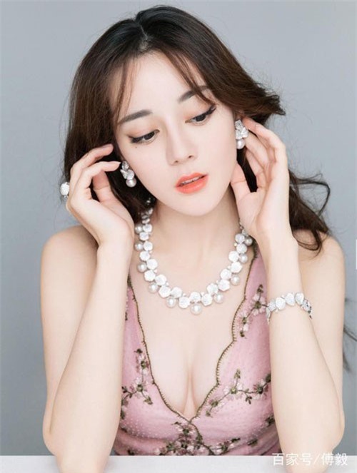 Làm việc thế này, bảo sao Địch Lệ Nhiệt Ba kiếm được nhiều tiền