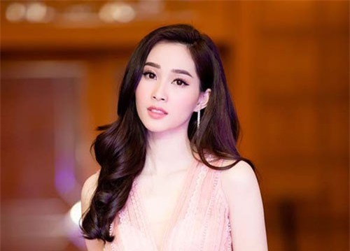 Hoa hậu Đặng Thu Thảo khoe vẻ đẹp mong manh trong giá rét Hà Nội