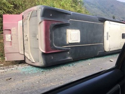 Xe khách lật nghiêng đè chết cháu bé 15 tuổi đi xe máy