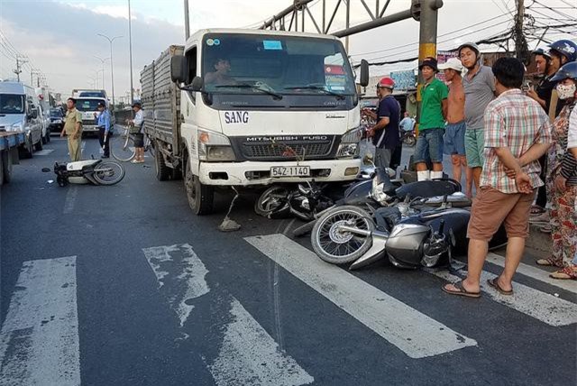 Xe tải “lùa” 5 xe máy trước trạm thu phí