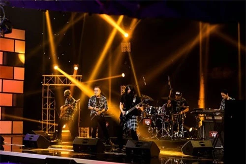 Phiên bản Mặt trời bé con rất khác được ban nhạc Radio thể hiện khiến trường quay ''bùng cháy'' Phiên bản Mặt trời bé con rất khác được ban nhạc Radio thể hiện khiến trường quay ''bùng cháy''