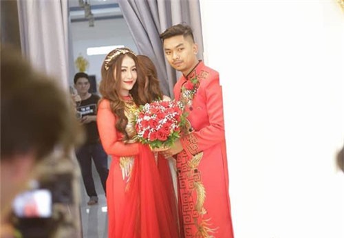 Nữ ca sĩ đeo vàng trĩu nặng tay trong đám cưới "khủng" ở Vĩnh Long là ai?