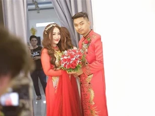 Nữ ca sĩ đeo vàng trĩu nặng tay trong đám cưới "khủng" ở Vĩnh Long là ai?