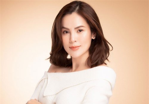 Hoa hậu từng gây xôn xao vì rửa chân cho chồng kín đáo đến bất ngờ