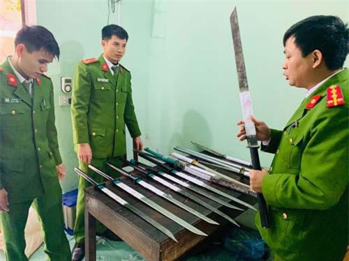 Thanh Hóa: Mâu thuẫn trong quán karaoke, dùng vòi xăng tưới vào nhau để đốt