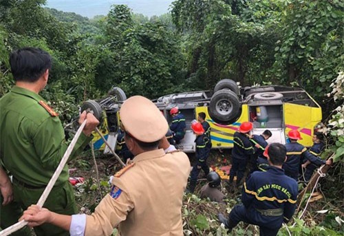 Xe khách rơi trên đèo Hải Vân, 21 sinh viên bị nạn