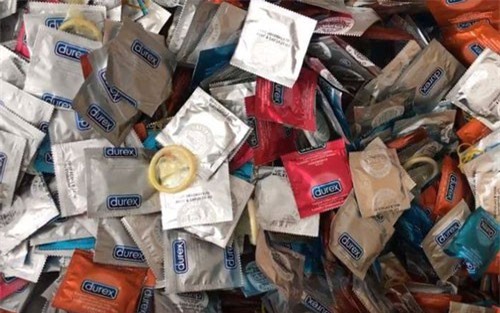 Phát hiện 300.000 bao cao su, gel bôi trơn hiệu Durex, OK... nghi bị làm giả ở Sài Gòn