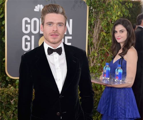 "Cô gái bưng nước" quá xinh đẹp, dìm hàng loạt sao hạng A đình đám trên thảm đỏ